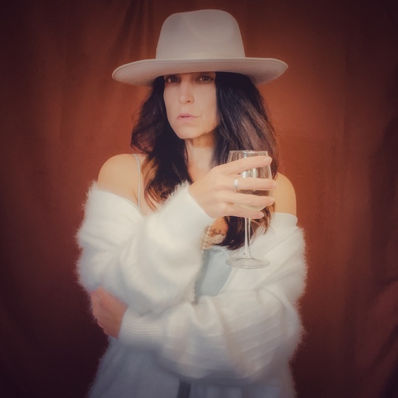 Just moi! Closet Curator, Model, Photographer, Quality Control, Packer & Shipper - Picture 2 of 2